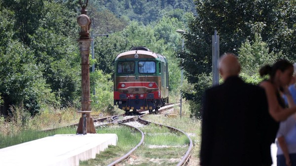 Kereta Api Kuno Bawa Wisatawan keliling Desa Terpencil Italia